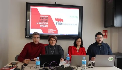 Foto de El desgaste del profesorado se dispara: solo uno de cada dos docentes considera hoy su trabajo digno