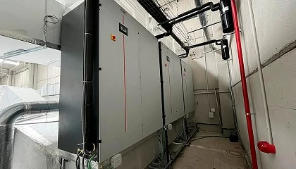 Foto de Climatización industrial de precisión en una sala de torneado de lentillas