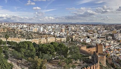 Foto de Seis operadores compiten por el contrato integral de limpieza viaria y de playas de Almer�a, dotado con 193 millones en siete a�os