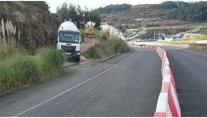 Foto de Los camiones de la obra del acceso ferroviario al puerto exterior ya circulan por la autov�a AC-15 para evitar el paso por Suevos
