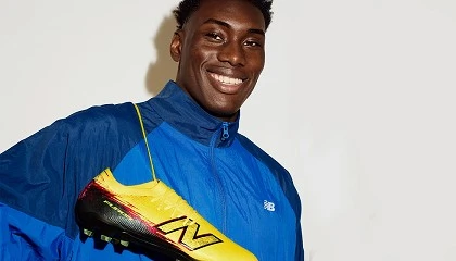 Foto de Samu Aghehowa se une al equipo New Balance