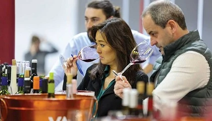 Foto de 9 de cada 10 consumidores de vino en España lo toman en bares y restaurantes