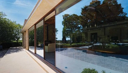 Foto de Doce metros de luz, un solo gesto: corredera motorizable E-150M en una residencia de Mallorca