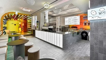 Foto de Moonkiz Café: un espacio que explora la cultura coreana junto a la cerámica de Wow Design