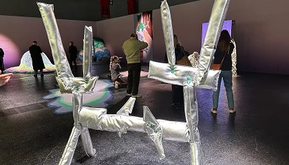 Foto de Patricia Urquiola explora los avances en el sector en su instalaci�n inmersiva �among-all�