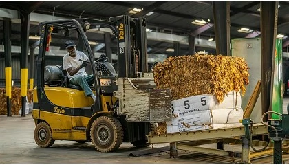 Foto de Ventajas logísticas de invertir en carretillas retráctiles de segunda mano