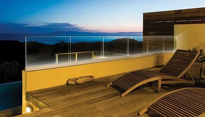 Foto de Vitrum ampl�a su cat�logo con la gama GlassFit Flow de perfiles para barandillas de vidrio