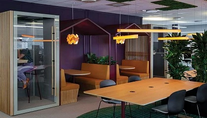 Foto de LZF ilumina el proyecto HR en Bjørvika con diseño biofílico y luminarias de madera