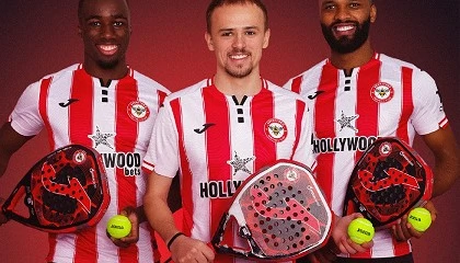Foto de Joma fusiona fútbol y pádel con una pala exclusiva creada para el Brentford FC