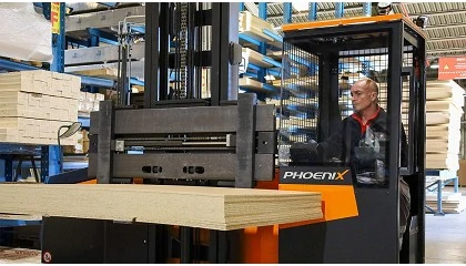 Foto de Lamiplast optimiza su almacén con una carretilla multidireccional eléctrica y gana capacidad sin ampliar superficie