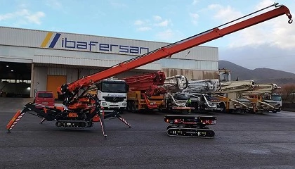 Foto de Transgr�as entrega a Prefabricados Ibafersan un multicargador sobre orugas Almac y una minigr�a Jekko