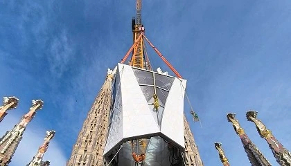 Foto de La cruz de vidrio de la torre de Jes�s corona la Sagrada Fam�lia con un hito de ingenier�a y precisi�n