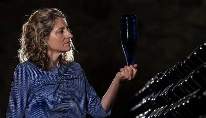 Foto de Paula Fandi�o, la mujer que interpreta el Atl�ntico en vino
