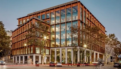 Foto de Wicona en el edificio Inspire de Batlleiroig, un ejemplo del uso de la madera como sistema estructural