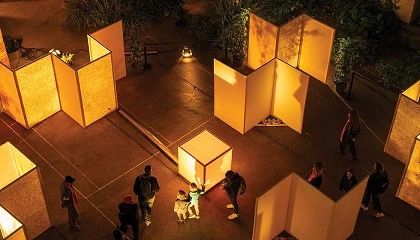 Foto de El IED Barcelona deslumbra en Llum BCN con 'Fabric Maze': un laberinto sensorial de luz ámbar y memoria textil en el Poblenou