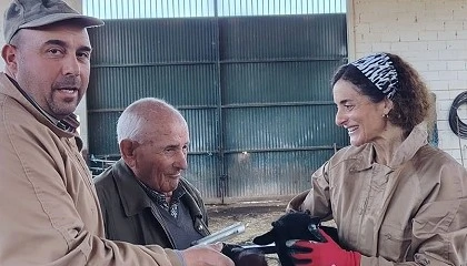 Foto de Una alumna de la Escuela de Pastores de Andaluc�a inicia sus pr�cticas en una ganader�a de Loje�a
