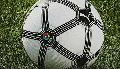 Foto de PUMA y LALIGA rescatan la est�tica noventera para la Jornada Retro