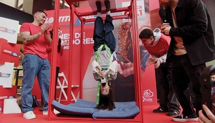Foto de Loctite pone a prueba la resistencia de su adhesivo con una acci�n en directo en Barcelona