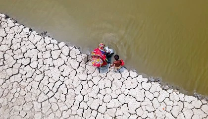 Foto de Una imagen sobre las dificultades de abastecimiento en Bangladesh gana el PhotoAquae 2026