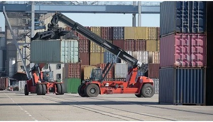 Foto de Pneus BKT mant�m o porto de Estrasburgo em movimento