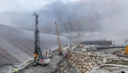 Foto de M�quinas Liebherr elevan la presa del embalse de Wurtenspeicher (Austria)