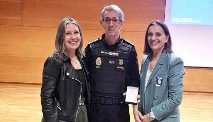 Foto de SICUR entrega al Comisario Principal de la Polic�a Nacional una insignia en agradecimiento a su compromiso con el Sal�n