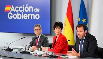 Foto de El Gobierno refuerza el marco legal del transporte por carretera tras el acuerdo con el CNTC