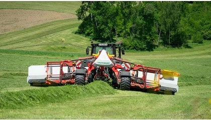 Foto de Mergento VT 9220, el rastrillo hilerador de cinta de P�ttinger para todo tipo de forrajes