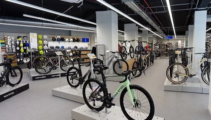 Foto de Decathlon refuerza su apuesta urbana con una megatienda ciclista en Madrid Río