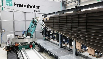 Foto de Novo rob� de maquinagem aproxima rob�tica industrial das m�quinas-ferramenta