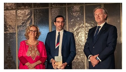 Foto de Pedro Peris L�pez recibe el premio en Ciberseguridad en la X Noche de las Telecomunicaciones de Madrid
