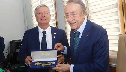 Foto de Curic� concede a Miguel Torres las Llaves de la Ciudad por su contribuci�n al vino chileno