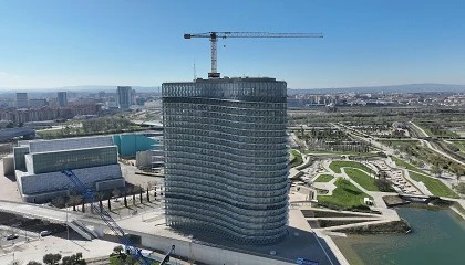 Foto de La gr�a Liebherr 110 EC-B de Gr�as Cerezo trabajar� en la ampliaci�n de la emblem�tica Torre del Agua de Zaragoza