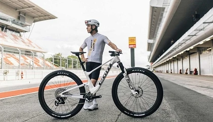 Foto de SCOTT personaliza una Addict RC para el piloto de motos Pedro Acosta
