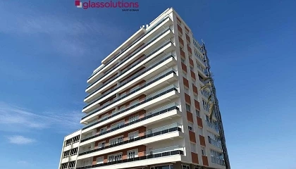 Foto de Saint-Gobain Glassolutions impulsa la rehabilitaci�n energ�tica con su primer proyecto de barandillas fotovoltaicas conecta Solar