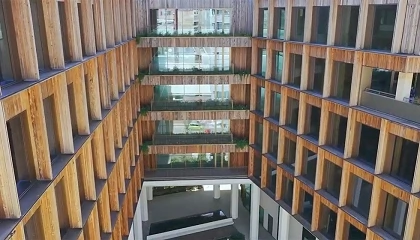 Foto de Club Madera entra en un edificio de oficinas en su cuarto v�deo de Retos de la Madera