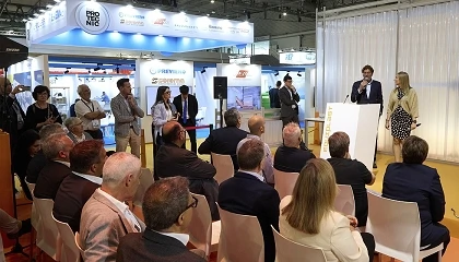 Foto de Equiplast distingue a empresas y personas por su aportaci�n a la industria del pl�stico