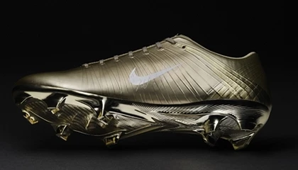 Foto de Nike homenajea a Cristiano Ronaldo con una Mercurial dorada de edición limitada