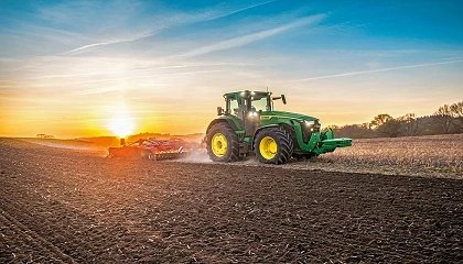 Foto de John Deere apresenta modelos atualizados de tratores 8R, 8RT e 8RX
