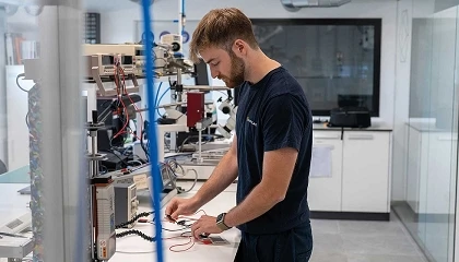 Fotografia de Aimplas investiga en materiales multifuncionales para avanzar hacia una aviación con menor peso y más eficiente