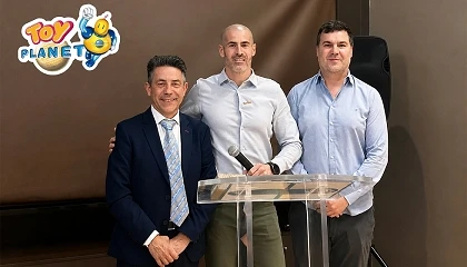 Foto de Toy Planet otorga su Pin de Oro 2026 a Víctor Ayuso, account manager de Zuru Toys
