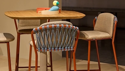 Foto de Musola firma el asiento del exterior contemporáneo con sus colecciones de sillas y taburetes