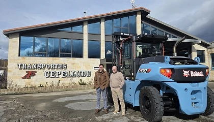 Foto de Transportes Cepelludo adquiere una carretilla elevadora personalizada Bobcat D100S-9