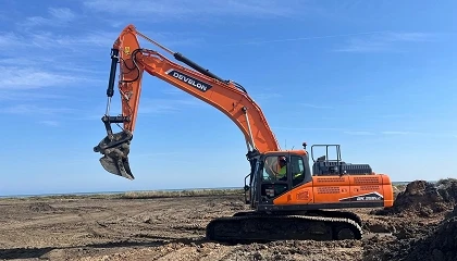 Foto de Develon DX350LC-7, alto rendimiento en una excavadora de tonelaje medio