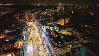 Foto de Grúas Sánchez vuelve a la Gran Vía doce años después con su grúa Liebherr LTM 1300-6.3