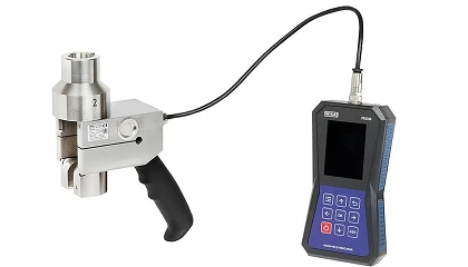 Foto de Kit de prueba para polipastos de cadena FRKPS de WIKA con un nuevo indicador portátil