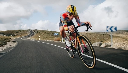 Foto de Llega la nueva configuración de la Specialized Aethos y una ampliada gama de cascos Team Replica
