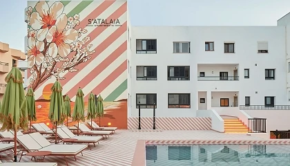 Foto de Almo Studio transforma la golden hour de Ibiza en la nueva identidad de S'Atalaia Apartments
