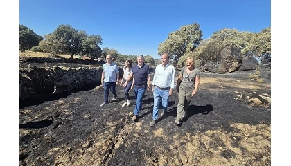 Foto de La Junta de Castilla y Le�n suministra forraje a los ganaderos afectados por el incendio en Fermoselle (Zamora)