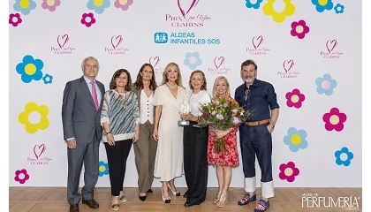 Foto de Clarins reconoce la labor solidaria de Susana Ca�as Rey con el Premio Clarins por la Infancia 2026